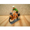 Figurine cycliste : cyclorandonneur au vélo orange et maillot vert